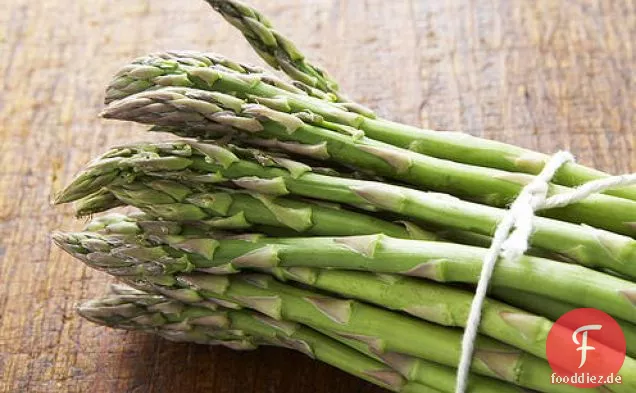 Gegrillter Spargel mit Honig-Senf-Dressing
