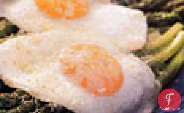 Spiegeleier und Spargel mit Parmesan