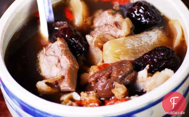 Schweinerippchen langsam in medizinischer Brühe geschmort: Suong Non Tiem Thuoc Bac