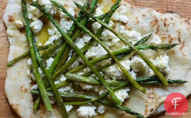 Gegrillte Spargel-Ricotta-Pizza