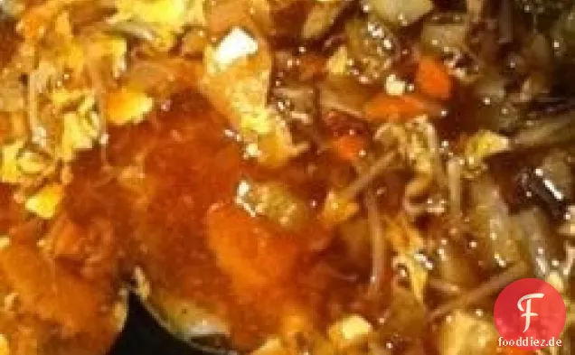 Heiße und saure Hühnchen-Kohl-Suppe