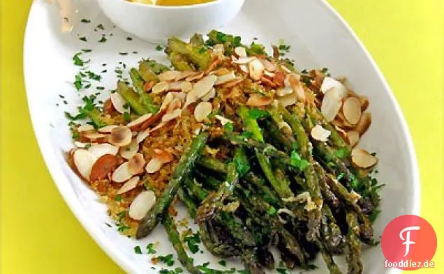 Gerösteter Spargel mit Knoblauch-Butter Paniermehl & geröstete Mandeln