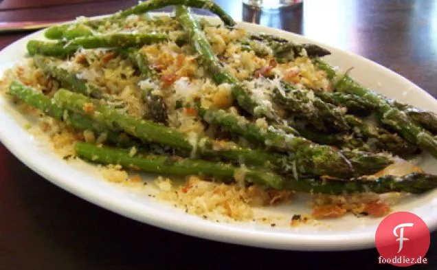 Gegrillter Spargel mit Zitronen-Kräuter-Brotkrumen