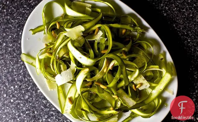 Ribboned Spargelsalat mit Zitrone