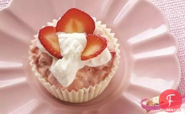 Erdbeermousse in weißen Schokoladentassen