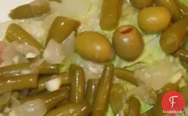 Grüner Bohnen- und gefüllter Olivensalat