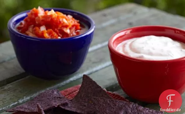 Rote und weiße Doppellöffel mit blauen Maischips
