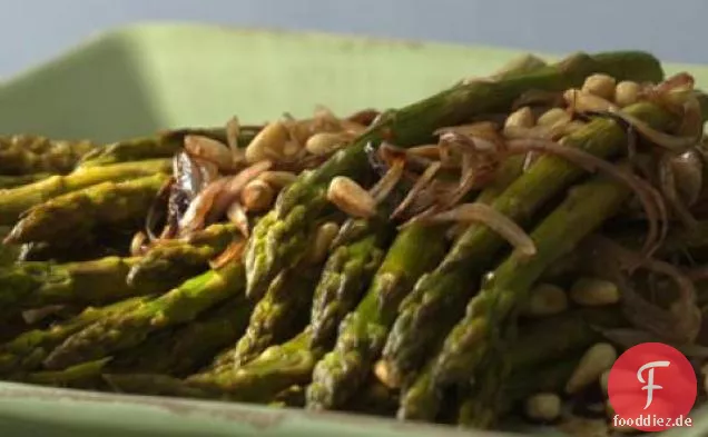 Gerösteter Spargel mit Pinienkernen Rezept