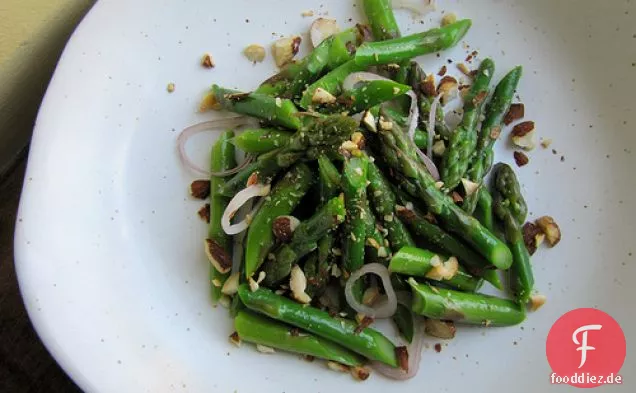 Blanchierter Spargel mit Mandeln, Schalotten & Zitrone