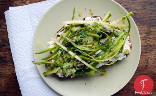 Rasierter Spargel Tartine
