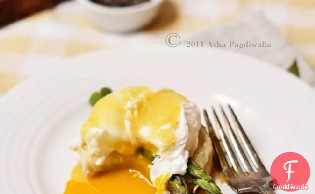 Eggs Benedict (hausgemachter Thymiankeks, Spargel, pochiertes Ei)
