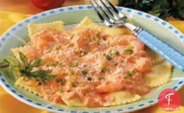 Ravioli mit Garnelen-Tomatensauce