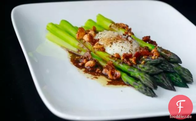 Spargel Mit Speck-Haselnuss-Vinaigrette Und Langsam gekochtem Ei