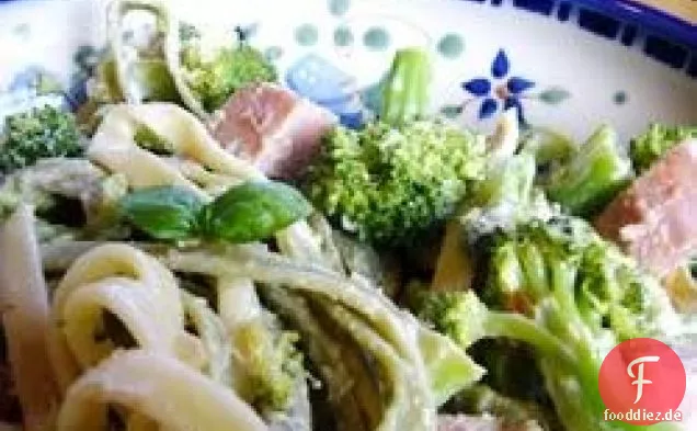 Spinat-Fettuccini mit Brokkoli und Schinken