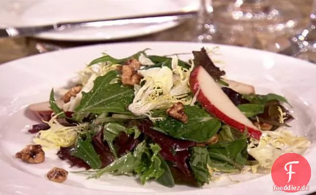 Frisee-Salat mit gewürzten Walnüssen, Birnen, Bauern-Cheddar und Portwein-Vinaigrette