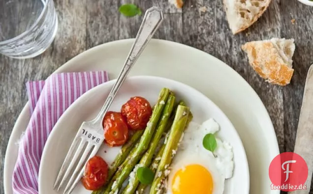 Parmesan Gebratener Spargel, Tomaten und Eier