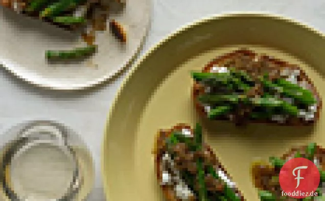 Spargel-Ziegenkäse-Bruschetta mit Steinpilz-Vinaigrette