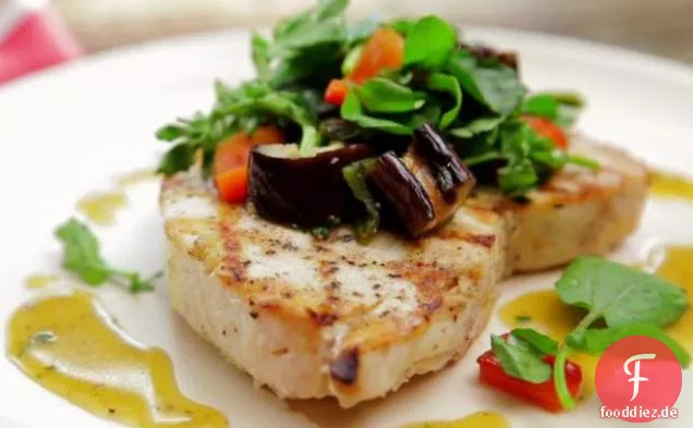 Gegrillter Schwertfisch-Auberginen-Salat mit Honig-Thymian-Vinaigrette