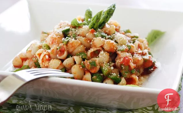 Baby Pasta Muscheln Mit Spargel Und Marinara-Sauce