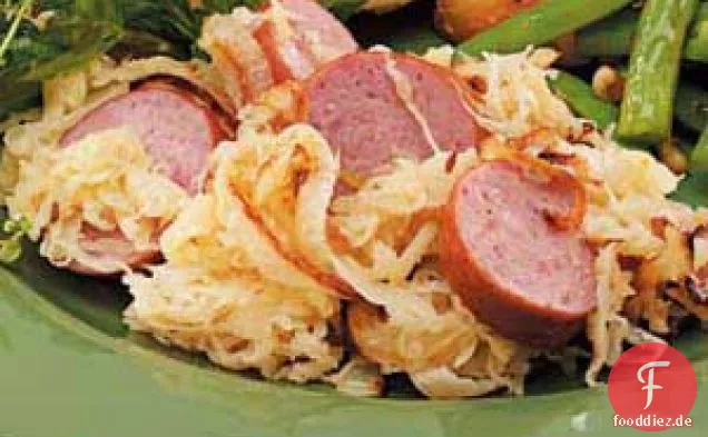 Wurst mit Apfelsauerkraut