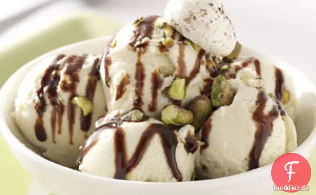 Eisbecher mit Pistazien-Baiser