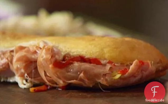 Schinken-Mortadella-Sandwich mit Provolone und eingelegtem Paprika-Relish