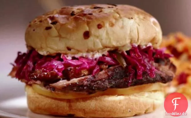 Jüdisches Brisket-Sandwich mit geräuchertem Mozzarella und Rotkohl-Krautsalat