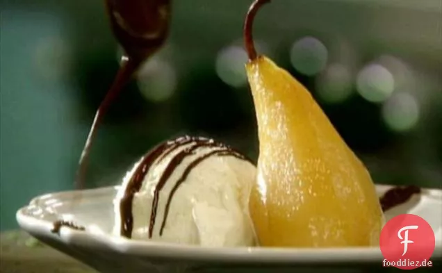 Vanille-pochierte Birnen mit Schokoladensauce und Eis (a.k.a