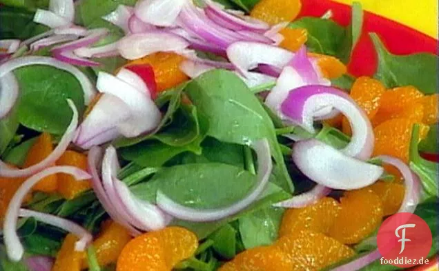 Babyspinatsalat mit Mandarine und roten Zwiebeln