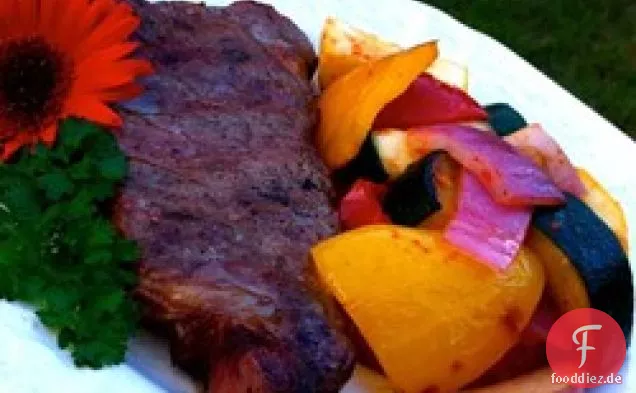 Beplanktes New York Strip Steak mit gegrilltem Gemüse