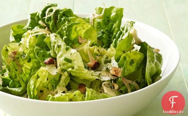 Warmer Buttersalat mit Haselnüssen