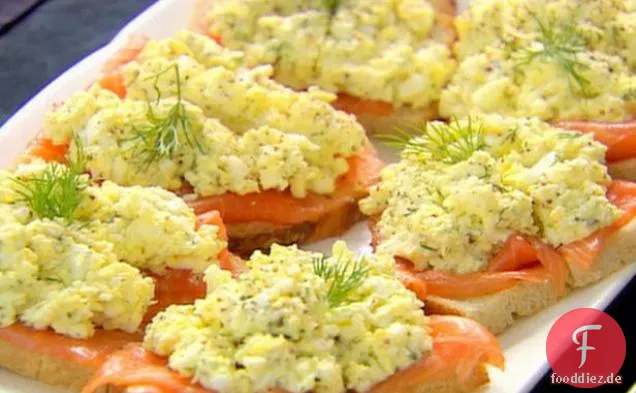 Tartines mit geräuchertem Lachs und Eiersalat