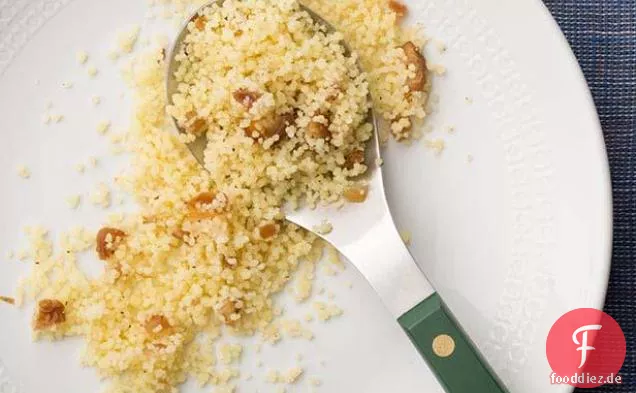 Couscous mit getrockneten Datteln