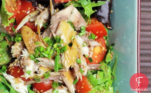 Geräucherte Makrele, Kirschtomaten und gemischte Blätter