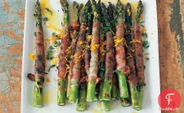 Spargel in Pancetta mit Zitronette eingewickelt