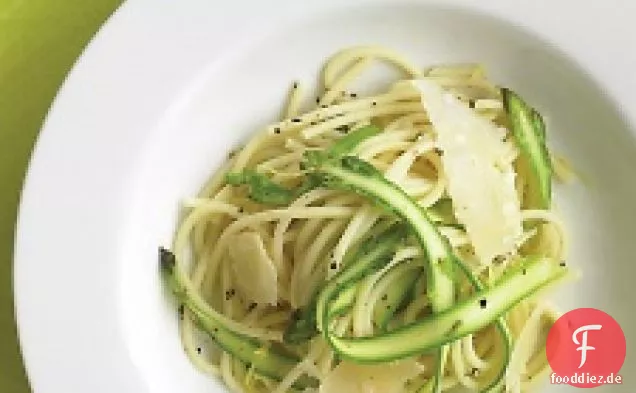 Spaghetti mit rasiertem Spargel