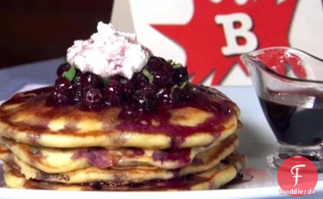 Zitronen-Heidelbeer-Ricotta-Buttermilch-Pfannkuchen mit Heidelbeer-Cassis-Relish und Heidelbeer-Ahornsirup