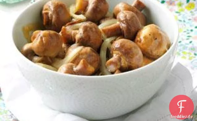 Eingelegte Pilze mit Knoblauch