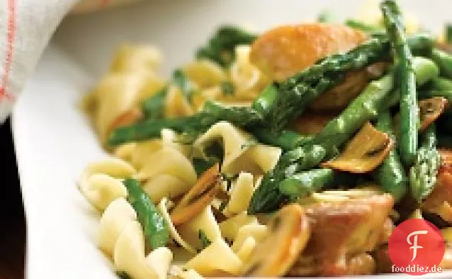 Sautiertes Huhn mit Spargel und Pilzen