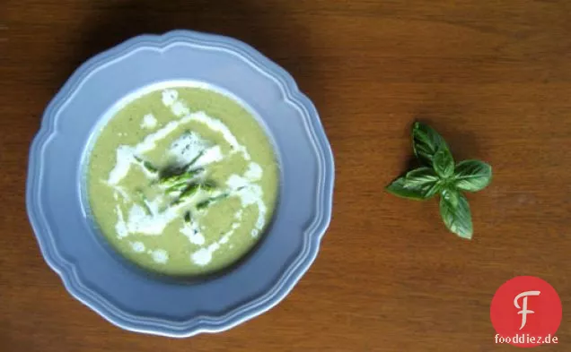 Spargelsuppe mit Basilikumcreme