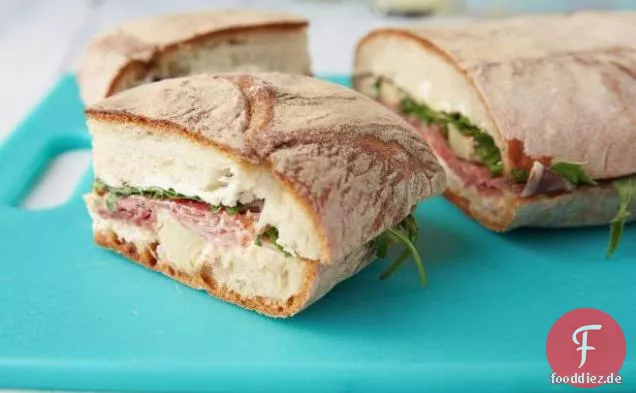 Gepresstes Picknick-Sandwich mit gerösteter roter Paprika und Peperoncini-Aufstrich