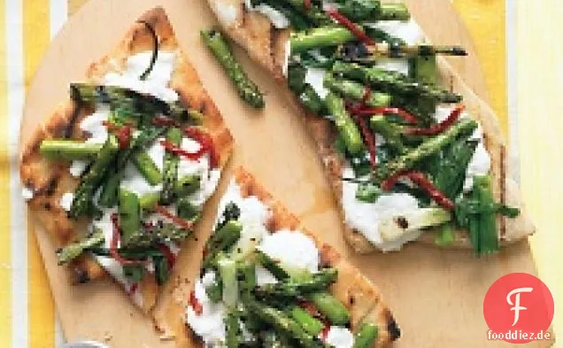 Gegrillte Pizza mit Spargel und sonnengetrockneten Tomaten