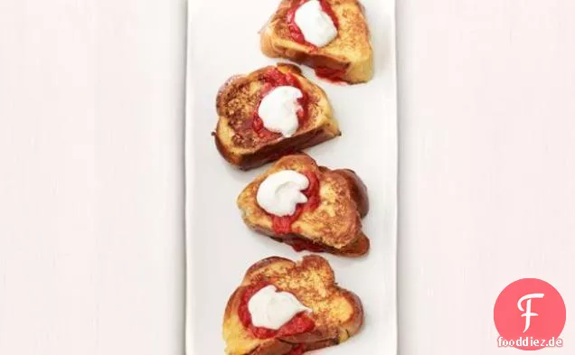 Mit Erdbeer-Rhabarber gefüllter French Toast