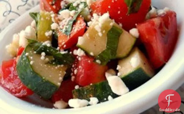Salat mit Tomaten, Basilikum und Feta