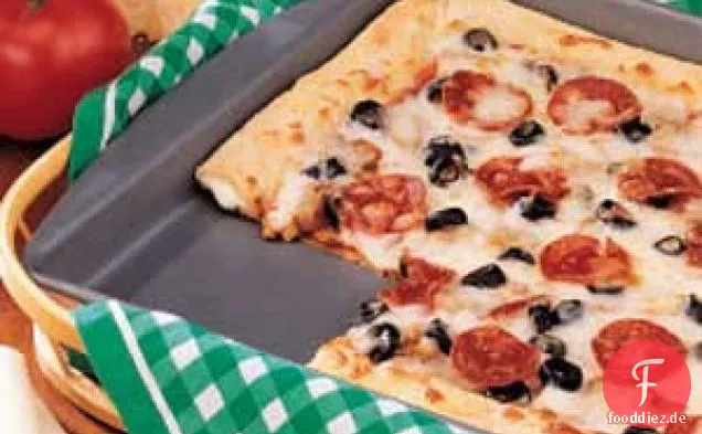 Pizza mit gefüllter Kruste