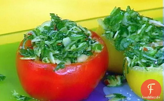 Weinreife Tomaten gefüllt mit Kräuter-Mandel-Gremolata