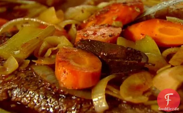 Rinderbrust mit Karotten und Zwiebeln