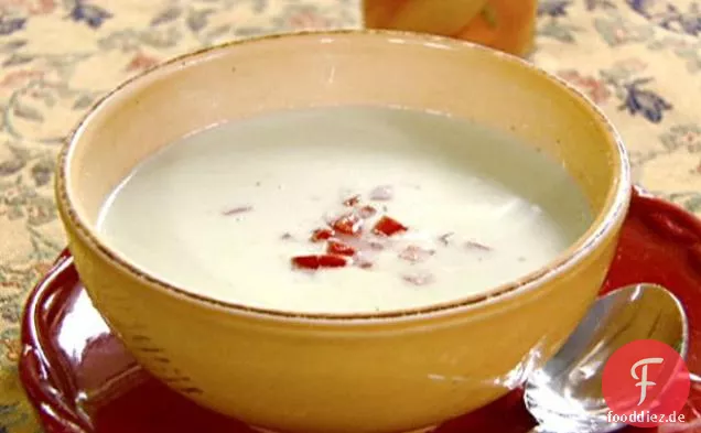 Sommerliche Joghurtsuppe mit Tomaten und Basilikum