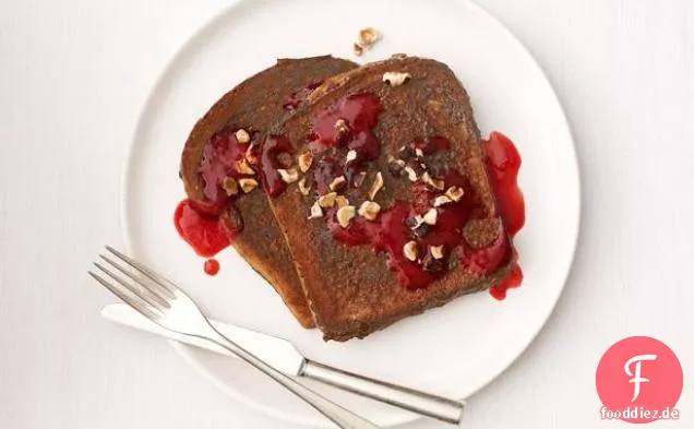 Schokoladen-Haselnuss-French-Toast mit Himbeersirup
