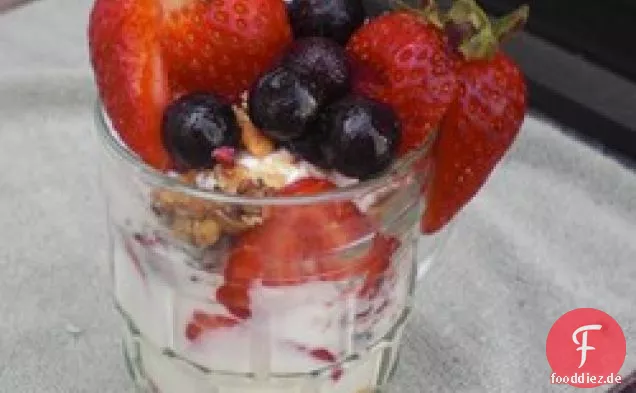 Knuspriges Beerenparfait